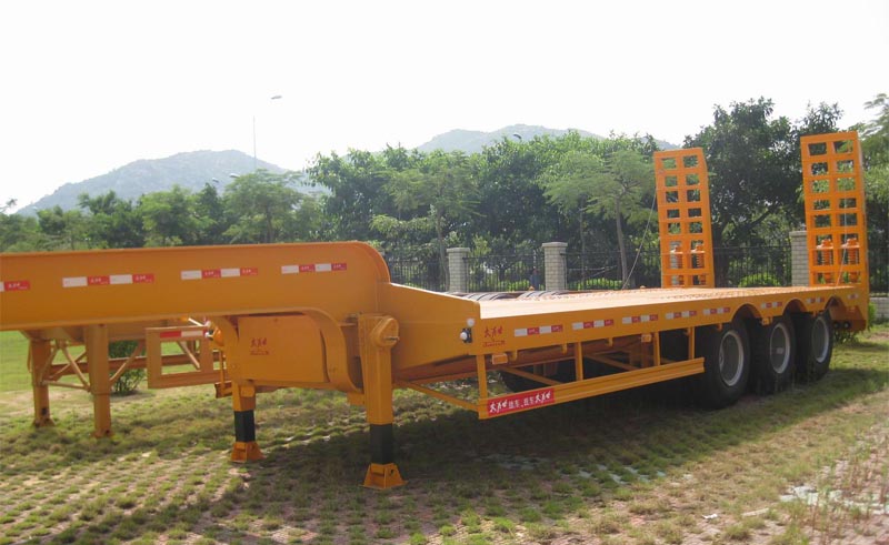 Low bed semi-trailer