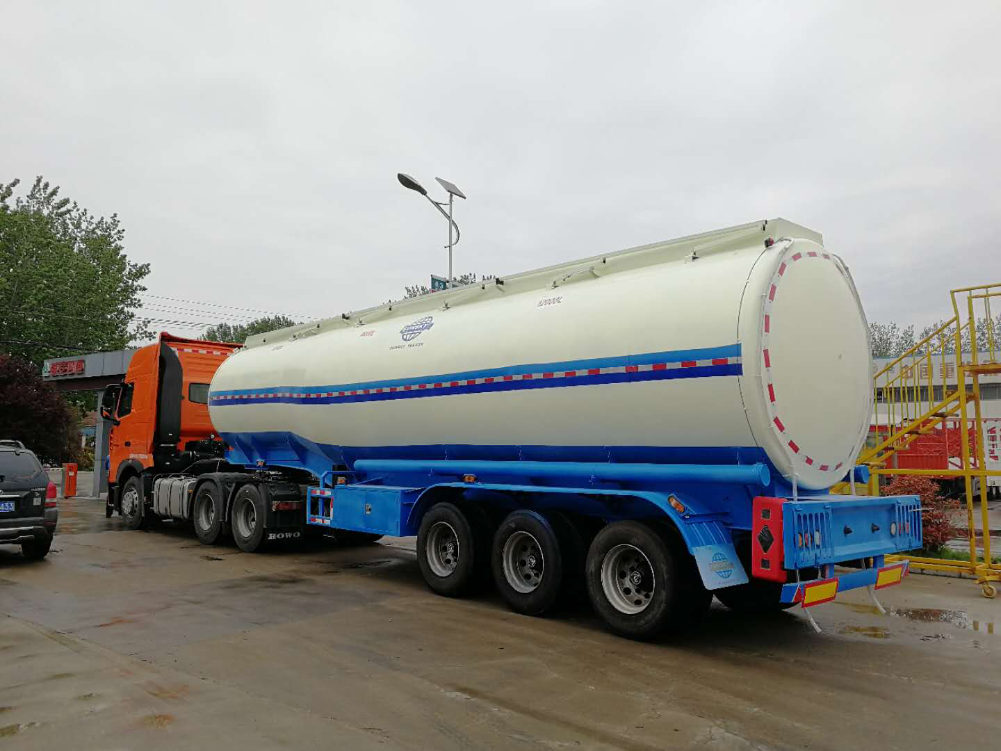 Fuel tanker semi-trailer