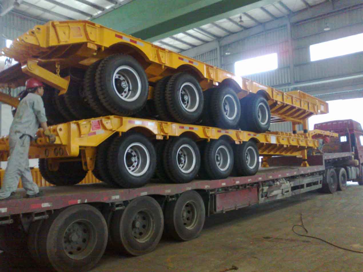 Low bed semi-trailer