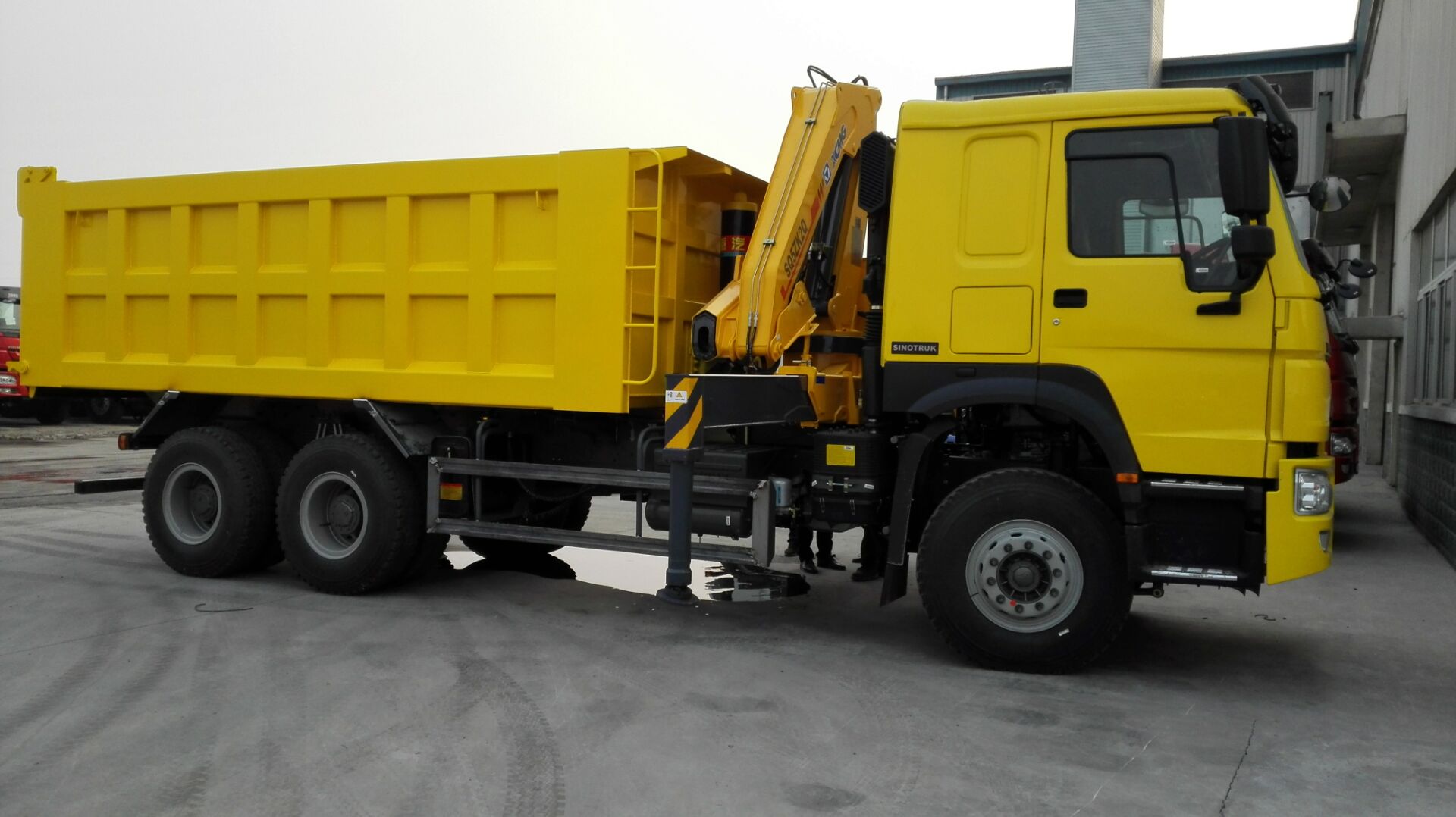 SINOTRUK HOWO 6X4 DUMP TRUCK WITH CRANE