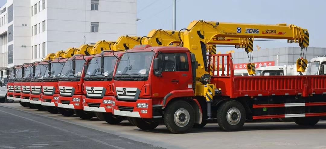 SINOTRUK HOWO 8X4 CARGO TRUCK WITH MOUNTED CRANE