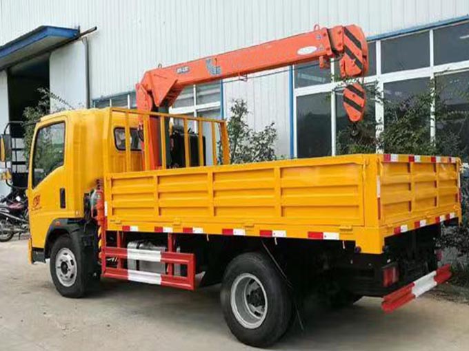 SINOTRUK HOWO 4X2 CARGO TRUCK WITH MOUNTED CRANE