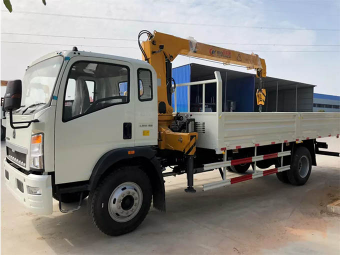 SINOTRUK HOWO 4X2 CARGO TRUCK WITH MOUNTED CRANE