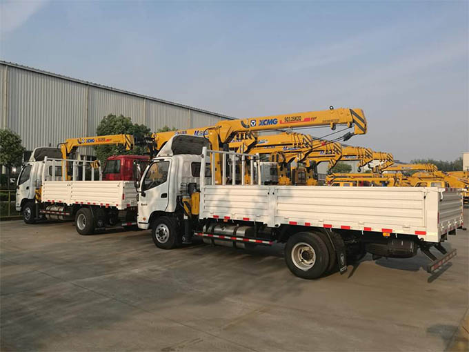 SINOTRUK HOWO 4X2 CARGO TRUCK WITH MOUNTED CRANE