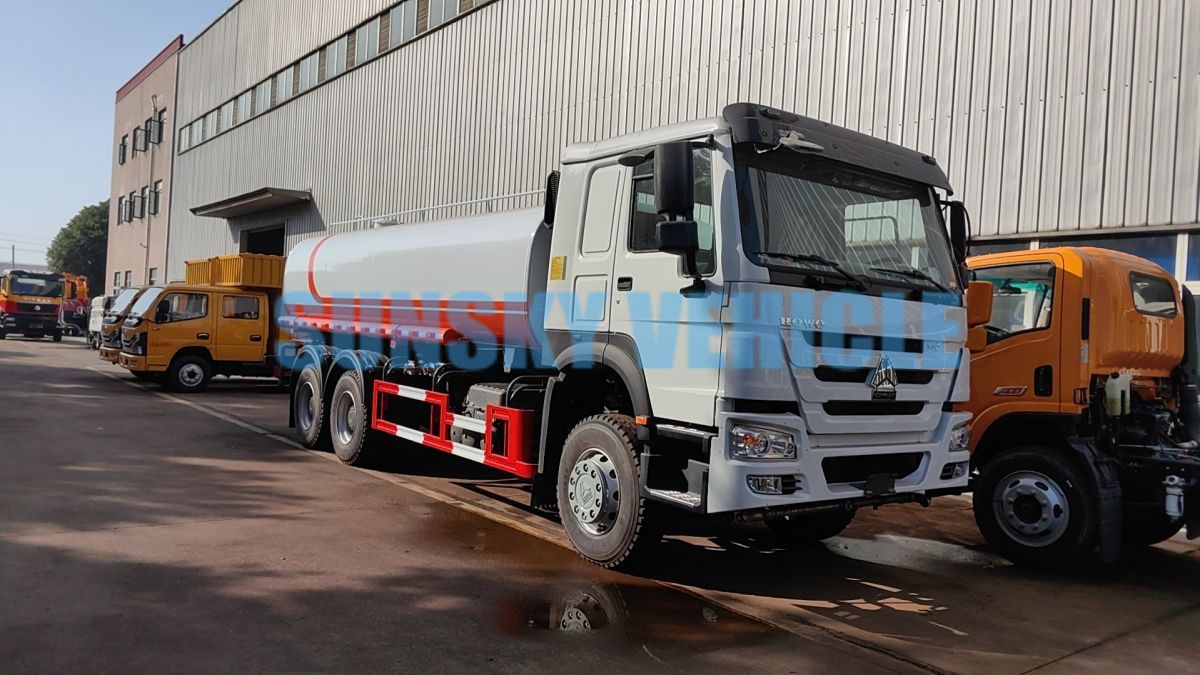 Sunsky successfully exported one HOWO 20,000L water tanker and three flatbed semi-trailers to Mali